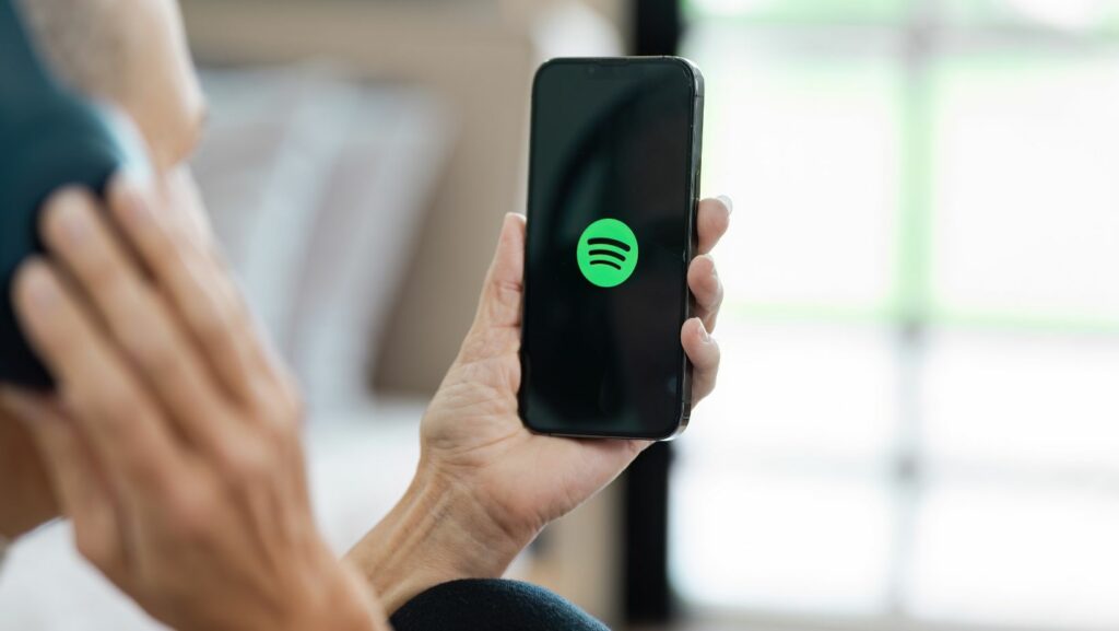 how to reorder spotify playlists